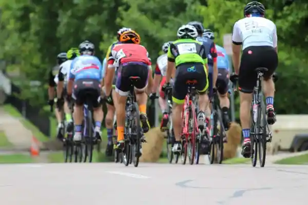 cyclists-group-rear